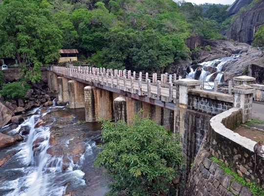 Manimutharu WaterFalls Pravin Travels